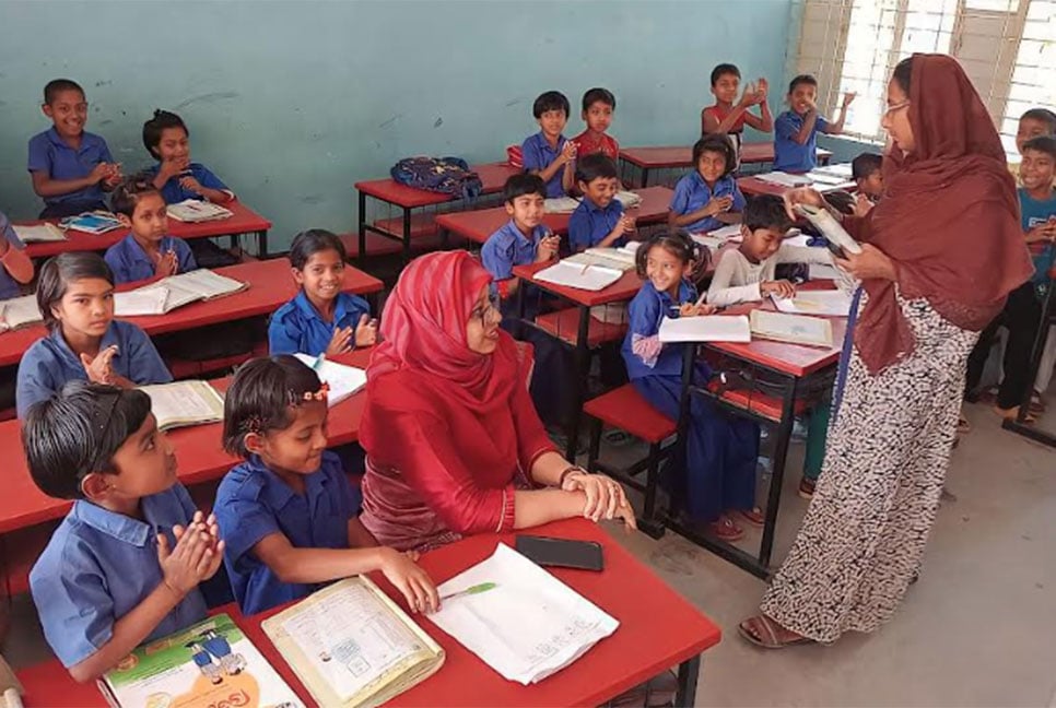 শিক্ষার্থীদের পাশে বসে ক্লাস করলেন শৈলকুপার ইউএনও
