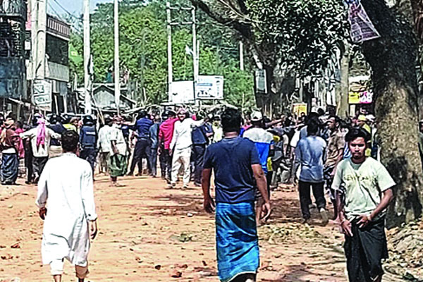 দুই দল গ্রামবাসীর সংঘর্ষে আহত অর্ধশতাধিক