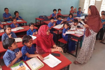 শিক্ষার্থীদের পাশে বসে ক্লাস করলেন শৈলকুপার ইউএনও