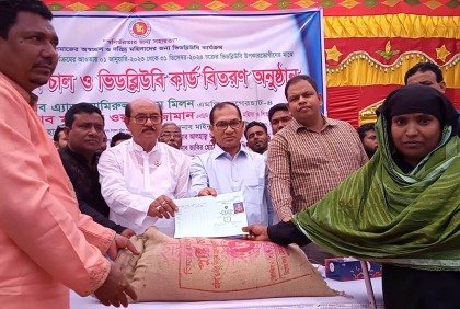 বাগেরহাটে চাল ও ভিডব্লিউবি'র কার্ড বিতরণ