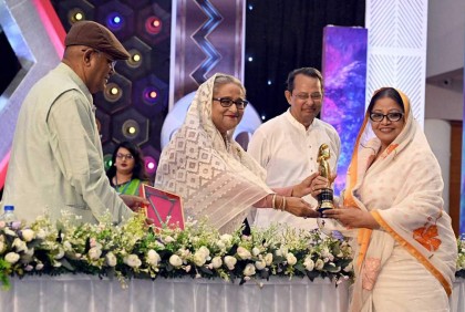 বিজয়ীদের হাতে জাতীয় চলচ্চিত্র পুরস্কার তুলে দিলেন প্রধানমন্ত্রী

