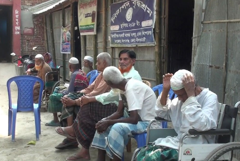 নীলফামারীর ‘নিরাপদ বৃদ্ধাশ্রমে’ যেমন আছেন পরিবার বিচ্ছিন্ন ২২ নিবাসী