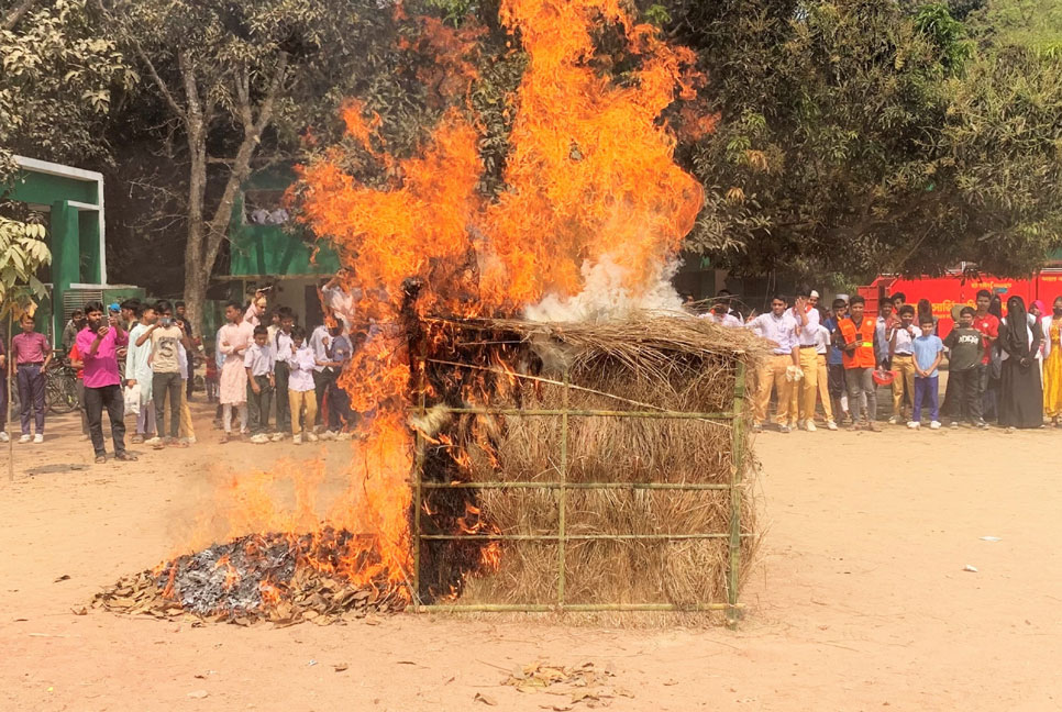 চাঁপাইনবাবগঞ্জে ভূমিকম্প ও অগ্নিকাণ্ড বিষয়ক মহড়া