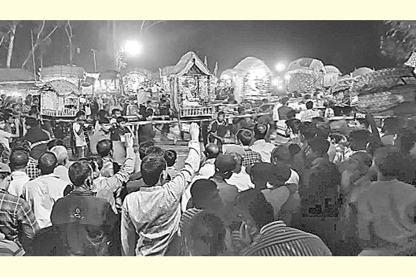 ফুলবাড়িতে ঐতিহ্যের দোল উৎসব