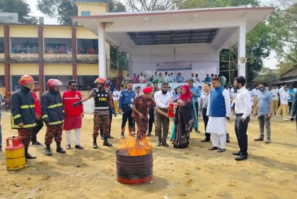 জাতীয় দুর্যোগ দিবসে নেত্রকোনায় ফায়ার সার্ভিসের মহড়া অনুষ্ঠিত
