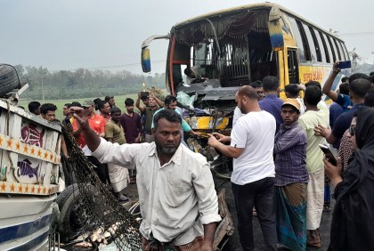 নাটোরে ট্রাক-বাসের মুখোমুখি সংঘর্ষে নিহত ১, আহত ১০