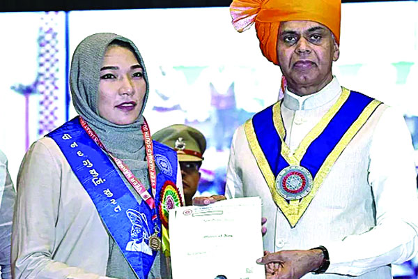 ভারতে স্নাতকোত্তরে সর্বোচ্চ সিজিপিএ অর্জন করে স্বর্ণপদক পেলেন আফগান ছাত্রী