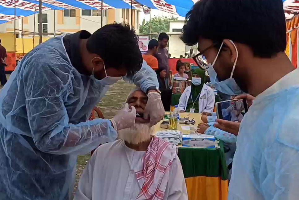 দাউদকান্দিতে বিনামূল্যে দাঁতের চিকিৎসা ও ওষুধ প্রদান