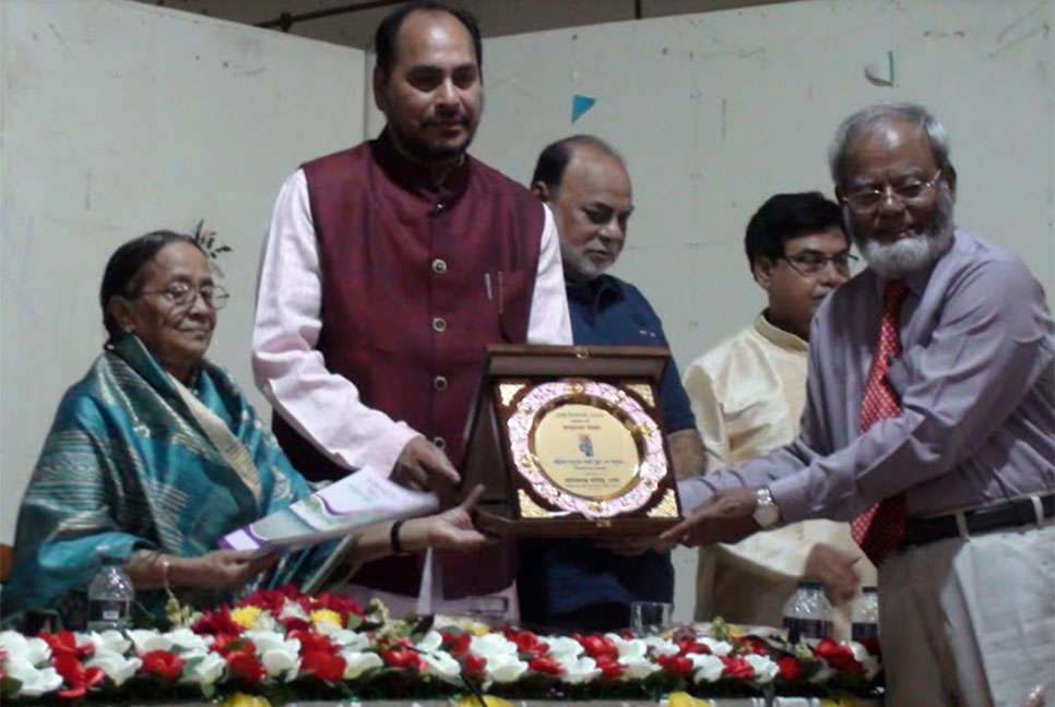 মানিকগঞ্জে কৃতি শিক্ষার্থীদের বৃত্তি প্রদান