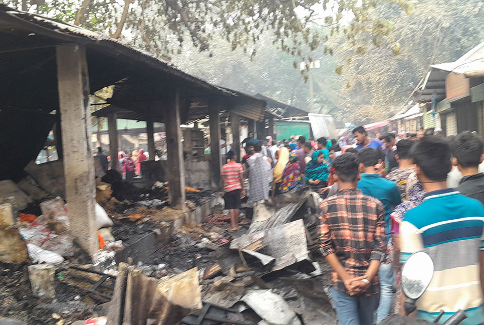 টাঙ্গাইলে অগ্নিকাণ্ডে ২২ দোকান পুড়ে ছাই