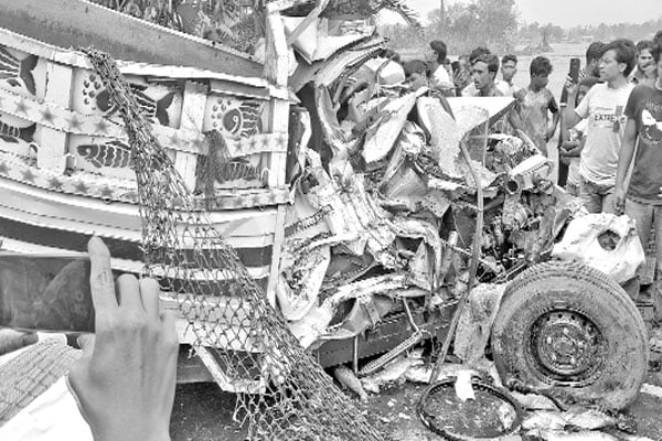 ছয় জেলায় সড়কে প্রাণহানি ৮