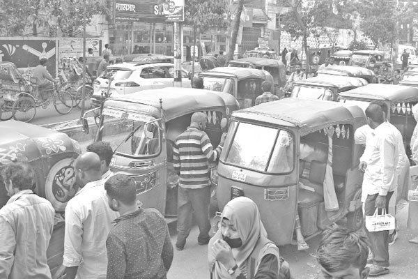 বগুড়ায় যেখানে সেখানে সিএনজি স্ট্যান্ড