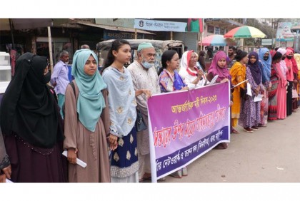 ঝিনাইদহে সন্তানের উপর মায়ের অভিভাকত্বের দাবিতে মানববন্ধন