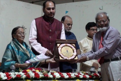 মানিকগঞ্জে কৃতি শিক্ষার্থীদের বৃত্তি প্রদান