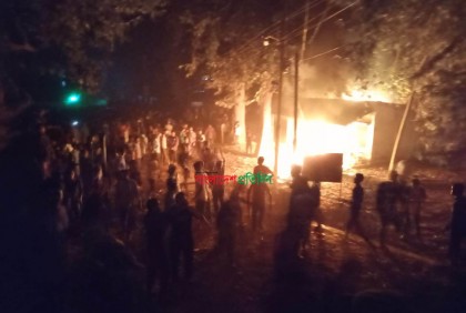 স্থানীয়দের সঙ্গে রাবি শিক্ষার্থীদের সংঘর্ষ : পুলিশ ফাঁড়িতে আগুন

