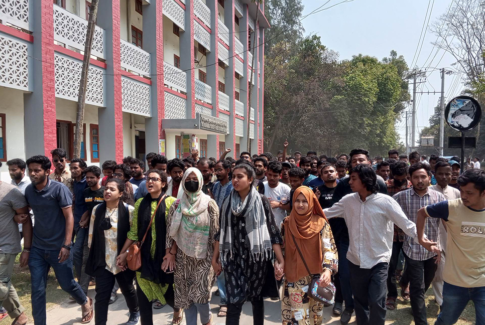 প্রশাসনিক ভবনে তালা, বিক্ষোভে উত্তাল রাবি