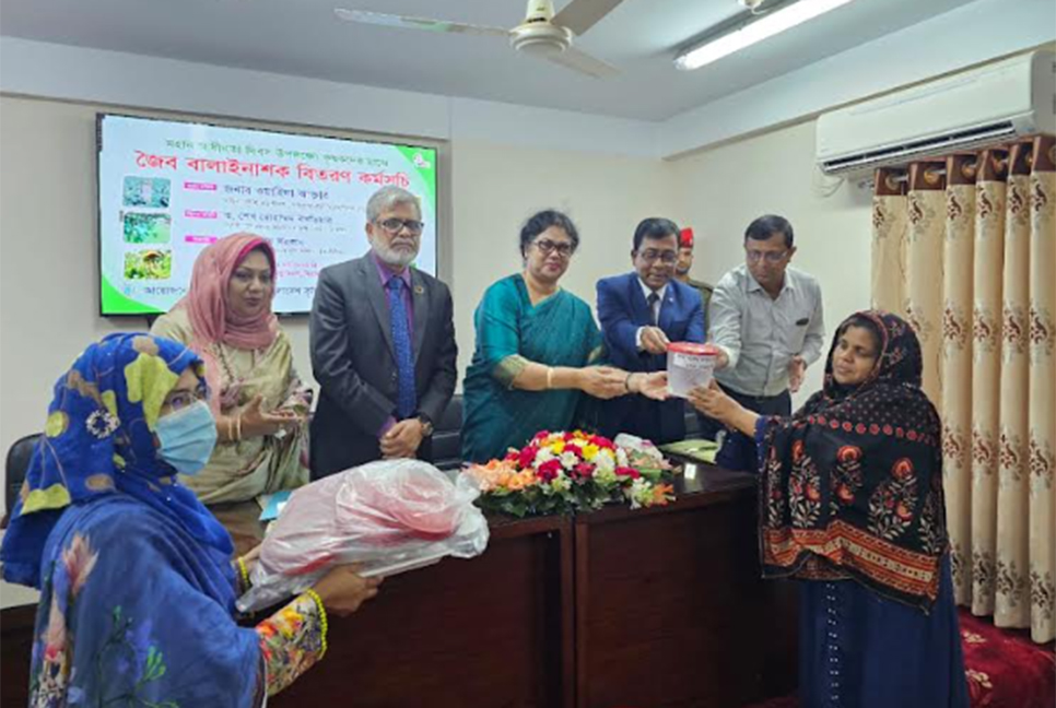 বারিতে কৃষকের মাঝে জৈব বালাইনাশক বিতরণ 