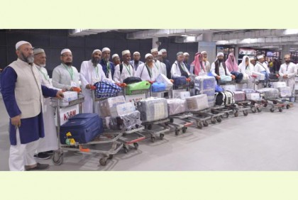 বসুন্ধরার সহযোগিতায় ওমরাহ পালন শেষে দেশে ফিরলেন ২৪ মুসল্লি