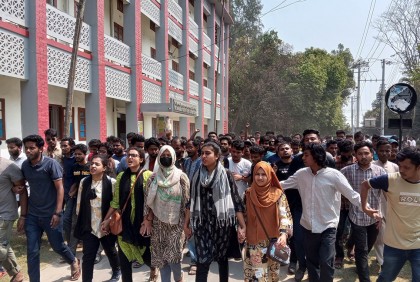 প্রশাসনিক ভবনে তালা, বিক্ষোভে উত্তাল রাবি