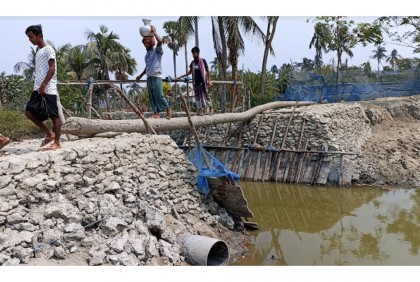 সরকারি রাস্তা কেটে সাঁকো নির্মাণের অভিযোগ