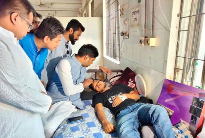 রাবির আহত শিক্ষার্থীদের দেখতে হাসপাতালে গেলেন জাতীয় ছাত্র সমাজের সভাপতি

