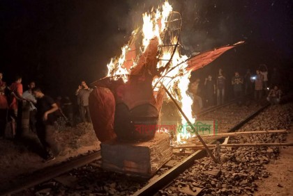 উত্তাল রাবি, রেল সংযোগ বিচ্ছিন্ন, আমরণ অনশনে ৮ শিক্ষার্থী  