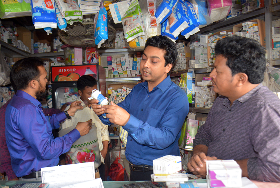 রংপুরে মেয়াদোত্তীর্ণ ওষুধ বিক্রি করায় ৫ ব্যবসায়ীকে জরিমানা