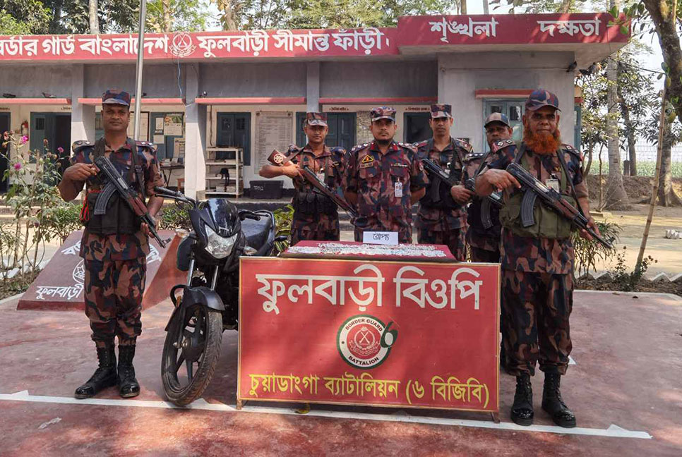 মোটরসাইকেলের তেলের ট্যাঙ্কিতে সাড়ে ৪ কেজি রুপার গহনা
