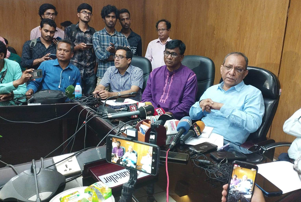 বহিরাগতদের দুষলেন রাবি উপাচার্য