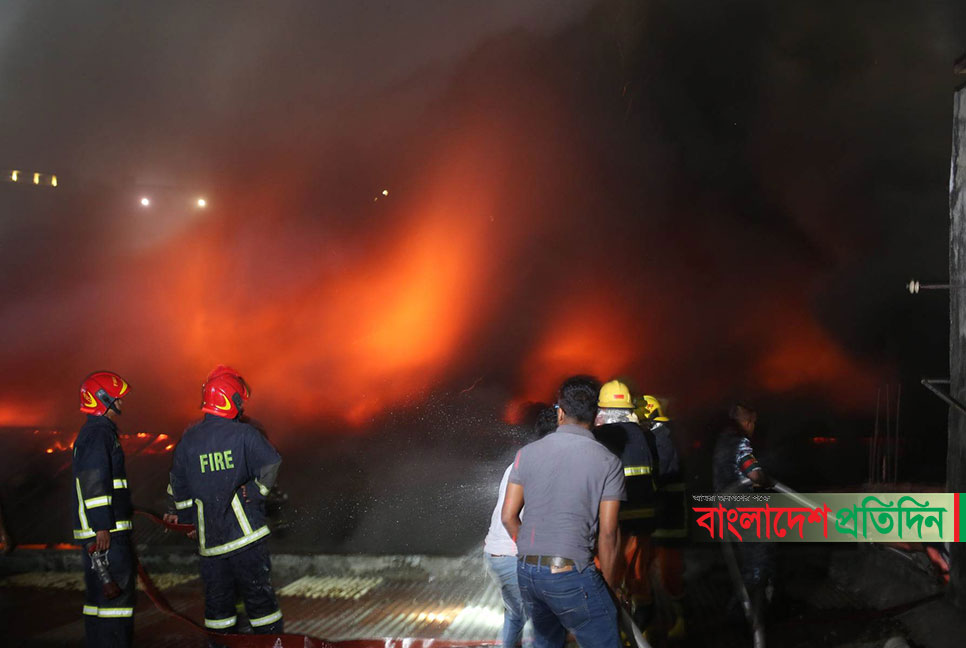 রাজধানীর তেজগাঁওয়ে বস্তিতে ভয়াবহ আগুন, নিয়ন্ত্রণে ১১ ইউনিট
