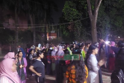 জাবিতে আবাসিক হলের নিরাপত্তা নিশ্চিতসহ ১০ দফা দাবিতে বিক্ষোভ
