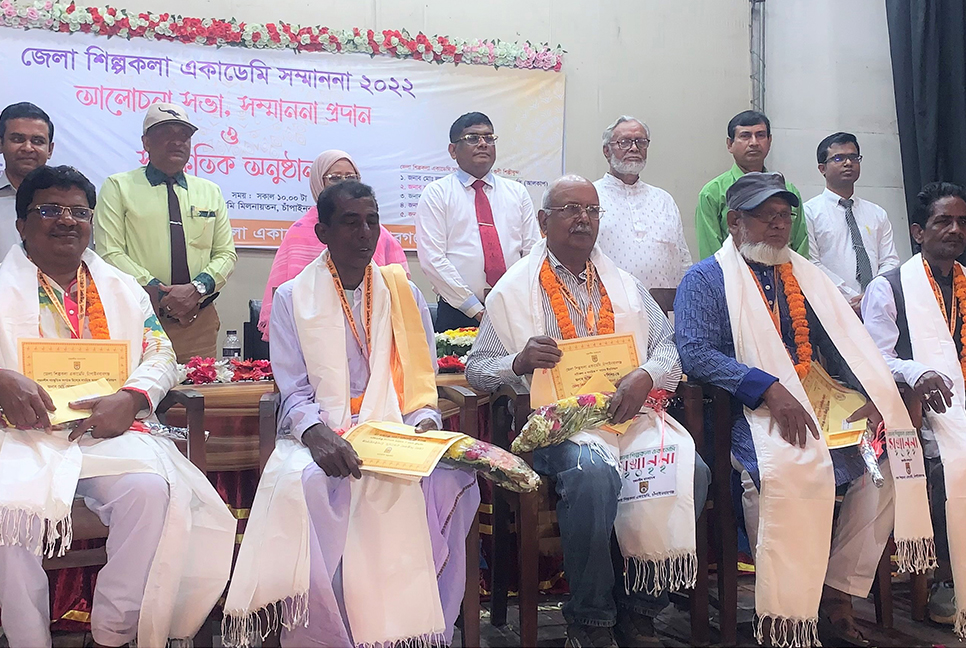 চাঁপাইনবাবগঞ্জে ৫ গুণী পেলেন জেলা শিল্পকলা একাডেমি সম্মাননা
