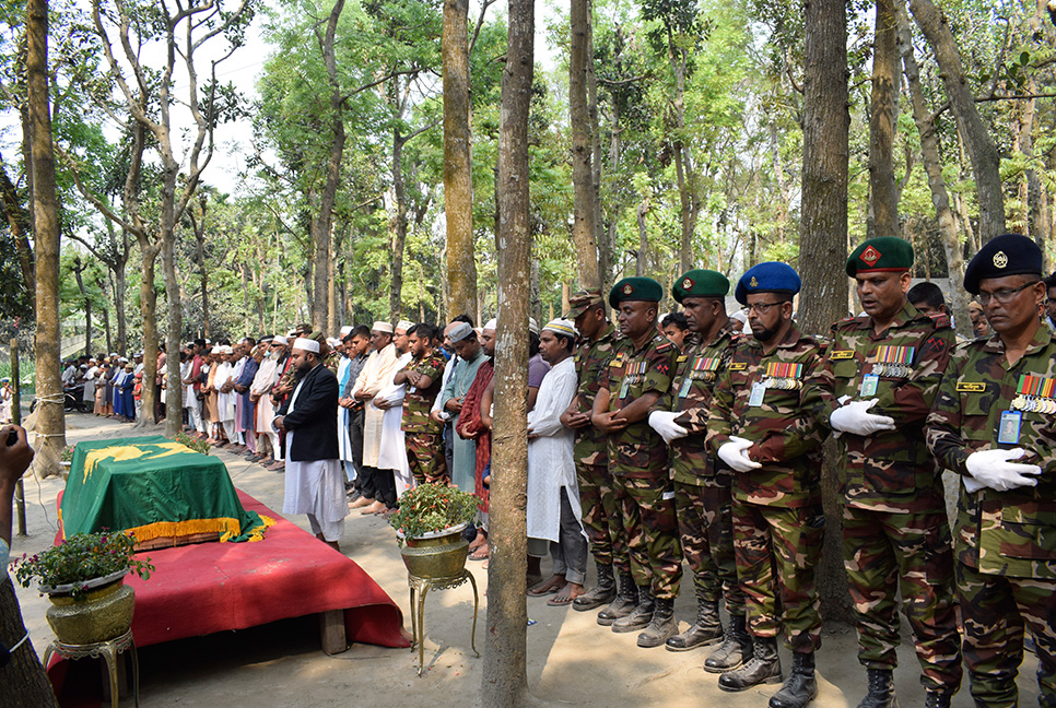নিহত সেনা সদস্য নাজিম উদ্দিনের দাফন সম্পন্ন