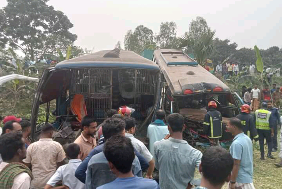 বড়াইগ্রামে দুই বাসের সংঘর্ষে নিহত ১