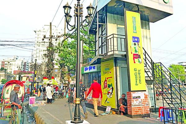 ফুটপাত দখল করে পুলিশ বক্স