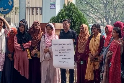রাবি শিক্ষার্থীদের ওপর হামলা ঘটনায় খালি পায়ে দাঁড়িয়ে  শিক্ষকের প্রতিবাদ