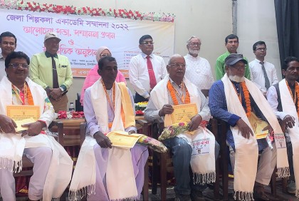 চাঁপাইনবাবগঞ্জে ৫ গুণী পেলেন জেলা শিল্পকলা একাডেমি সম্মাননা