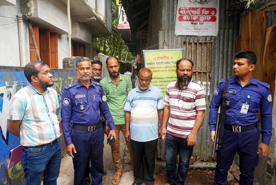 পিরোজপুর পাসপোর্ট অফিসে দুদকের অভিযান, আটক ৩