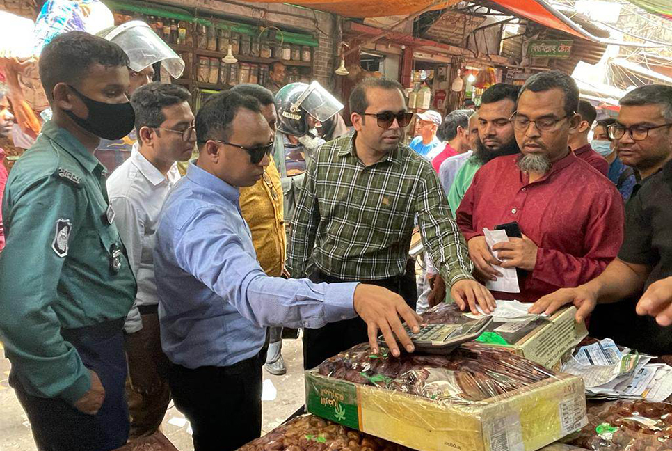 দ্রব্যমূল্যের ঊর্ধ্বগতি ঠেকাতে প্রশাসনের অভিযান