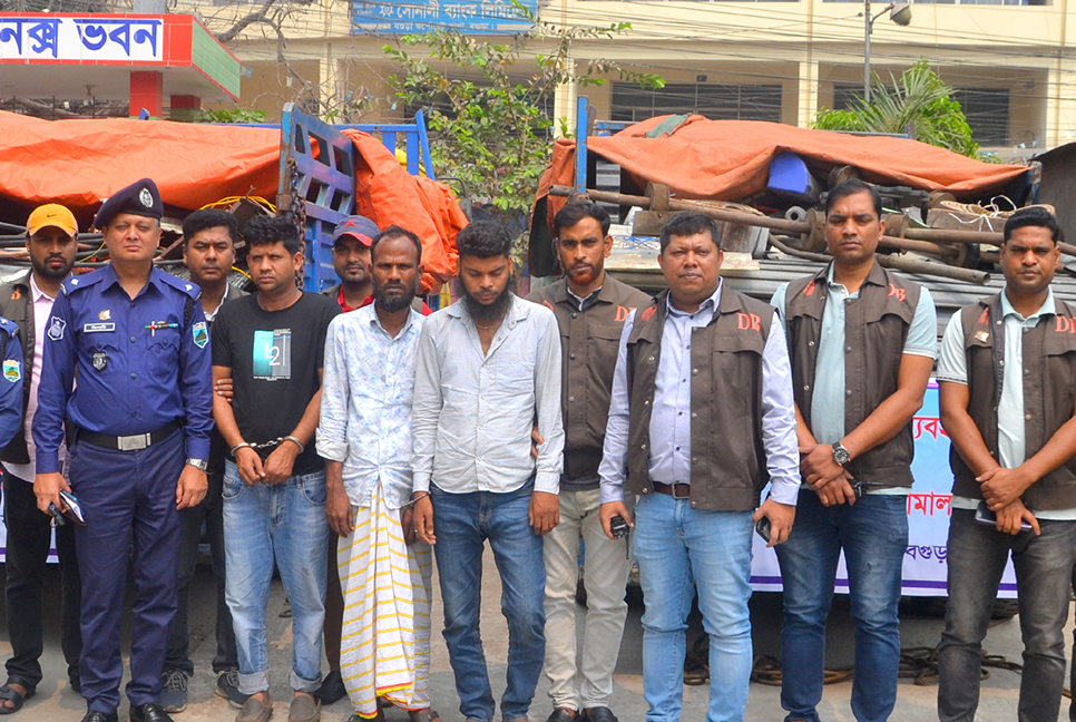 বগুড়ায় ৩ ডাকাত গ্রেফতার, মালামাল উদ্ধার