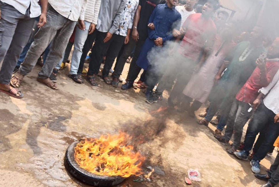 নেত্রকোনার পূর্বধলায় যুবলীগ নেতাদের ওপর হামলার প্রতিবাদে বিক্ষোভ 