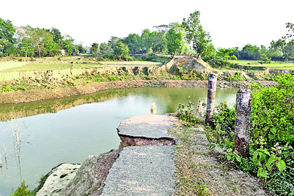 ভেঙে যাওয়া দুই সেতুর কারণে দীর্ঘদিন ধরে জনভোগান্তি