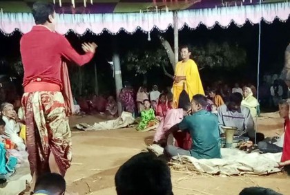 বিরামপুরে বেহুলা-লখিন্দর গানের 
আসরে উপচেপড়া ভিড় 