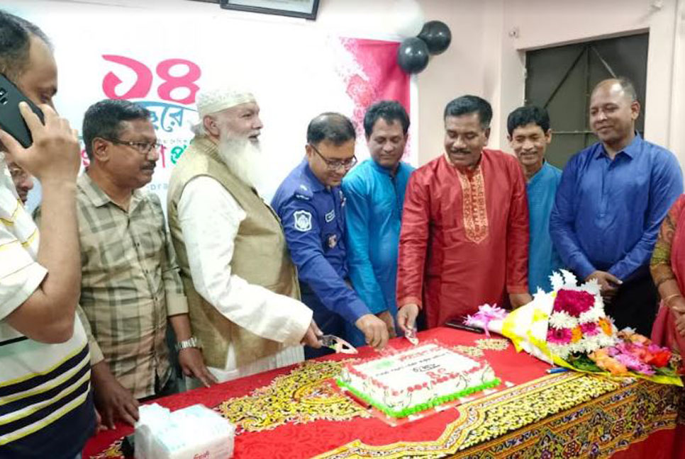 মুন্সীগঞ্জে ফুলে ফুলে সিক্ত হল বাংলাদেশ প্রতিদিন