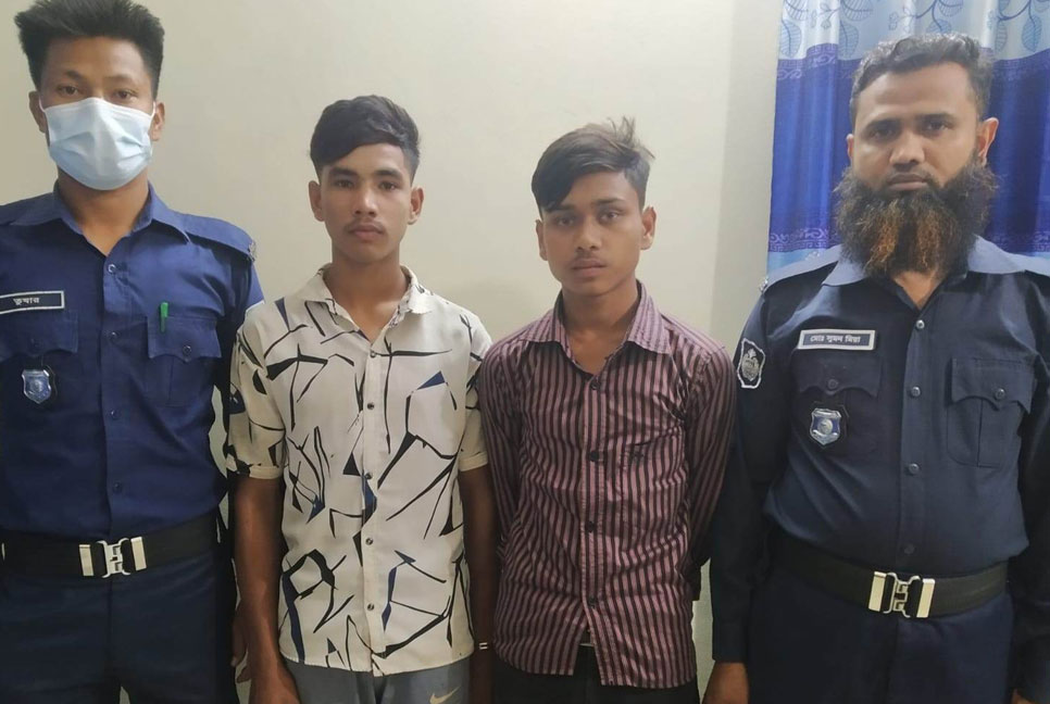চিরিরবন্দরে স্কুলছাত্র হত্যাকাণ্ড:  দুই বন্ধু আটক