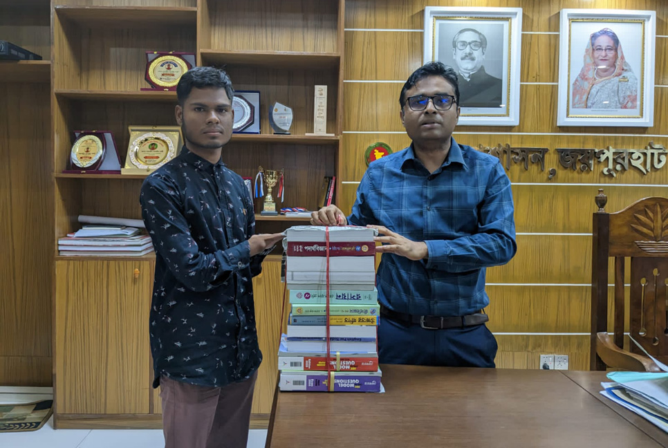 বিশেষ চাহিদাসম্পন্ন ছাত্রের পড়াশোনার দায়িত্ব নিলেন জয়পুরহাটের ডিসি

