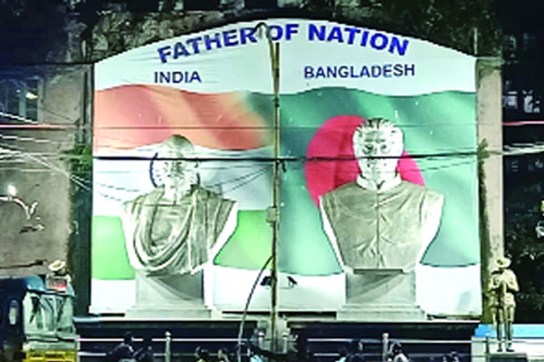 শিয়ালদহ স্টেশনের বাইরে গান্ধী ও বঙ্গবন্ধুর ভাস্কর্য