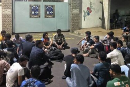 ‘বড় ভাইয়েরা’ ঢাবির হল থেকে বের করে দিয়েছে, রাতে শিক্ষার্থীদের অবস্থান

