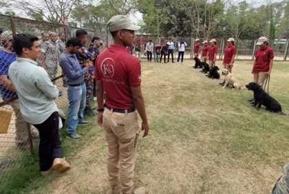 বাংলাদেশে প্রথমবারের মতো ডগ স্কোয়াড পরিচালনায় ৭ নারী পুলিশ সদস্য

