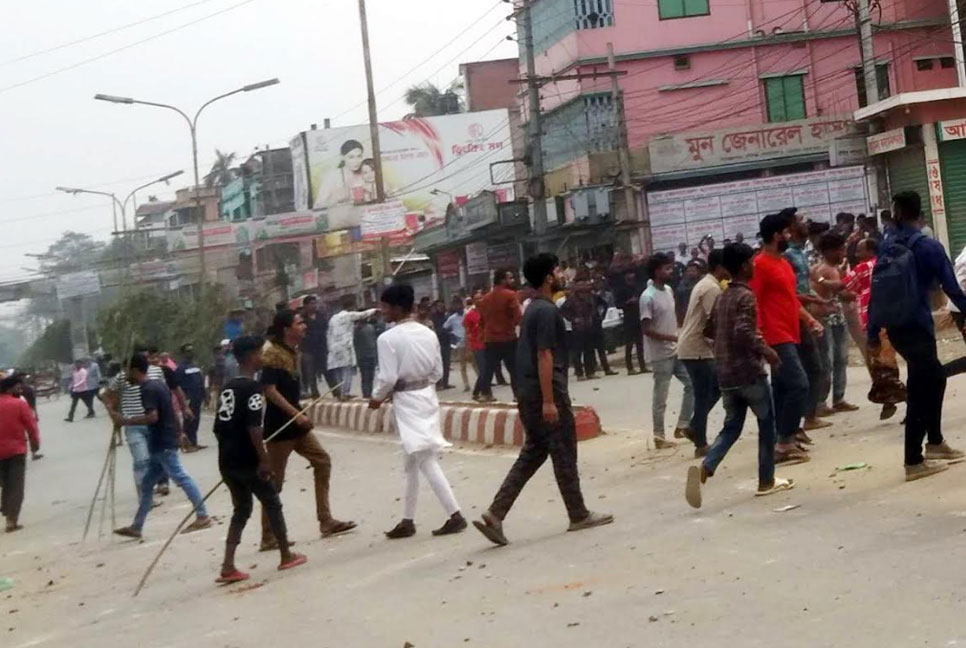 পুলিশের সামনে বাউফল উপজেলা চেয়ারম্যানকে কুপিয়ে জখম